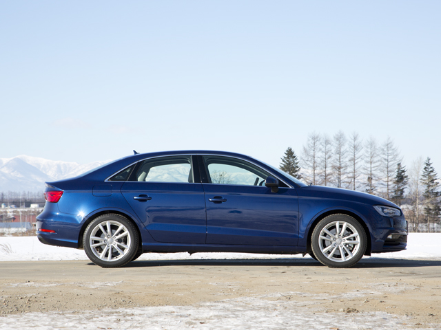アルミハイブリッド構造やアルミニウム製ボンネット、そして高性能スチールなどを用いることで軽量化が図られている