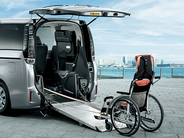 トヨタヴォクシー/ノアの車いす仕様車。スロープが3列目シートの下に収納できるのが特徴。収納方法なども実車で確かめておきたい