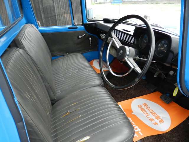 シートは一部、破れている部分がありますが、46年前の車であることを鑑みれば十分キレイでしょう。エアコンがないので夏場は扇風機が必須かもしれません