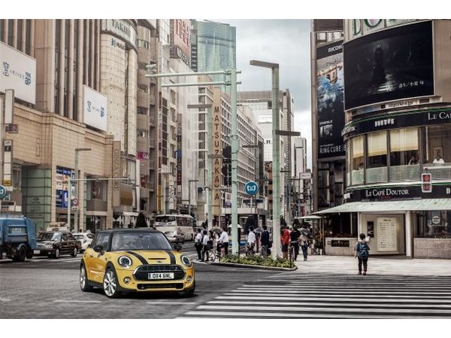 こちらの写真は東京モーターショーで配布された「銀座の街にたたずむ新型MINI」。たぶん合成だろうが、いずれにせよ新型MINIにも試乗可能!