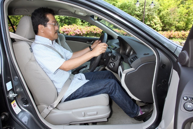 ホンダ アコードツアラー ドライビングポジション｜ライバル車比較 THE！対決