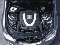 カバーがあっても圧倒的な存在感を放つエンジン。このモデルに搭載されるV8やV12はダウンサイジングモデルにはない味わいをもつ