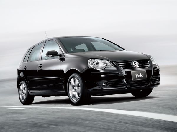 ▲こちらは旧型VWポロ。現在のポロが積むTSIエンジンと比べてしまうと古くさく感じるフツーの直4ですが、総額60万円程度でイケてしまう安さを考えれば十分許せるのではないでしょうか？