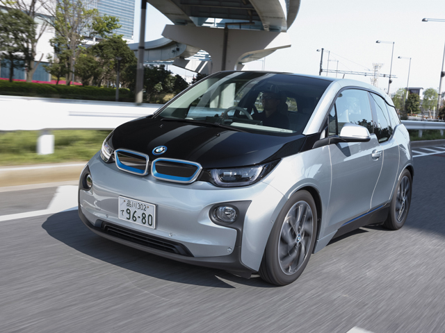 ▲今年のCOTYにノミネートされたBMW i3は、アクセルの開度だけで自然な加減速ができる。ひとつのペダルだけで減速を含めて、速度を自在に操れるのだ。EVならではの走りは、これからの自動車の未来を予見させる