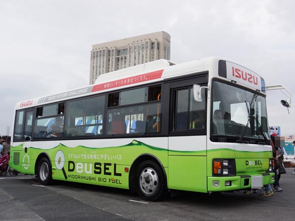 ▲「ユーグレナ社」と「いすゞ自動車」は、ミドリムシを原料とした軽油を開発。自動車向け次世代バイオディーゼル燃料として実用化を目指し、共同で研究している