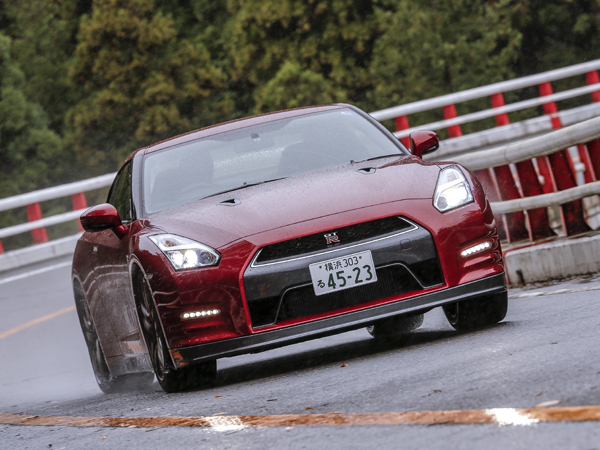 ▲2007年の発売以降、毎年進化を続けているGT-R。より安定した走行を実現するため、2015年モデルは足回りやブレーキなど各種部位に絶妙なチューニングや仕様変更が施され、静粛性向上と振動軽減が図られている