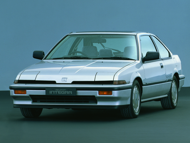 ▲クイントインテグラは1980年にデビューしたクイントの後継モデルとして1985年2月20日に登場。クイントが5ドアハッチバックのみでしたが、クイントインテグラはまず3ドアで登場。当時人気だったスペシャリティカーに近い立ち位置でした。この後11月に5ドア、翌年10月にセダンが追加。1989年にデビューした次期型からクイントが取れ「インテグラ」になりました