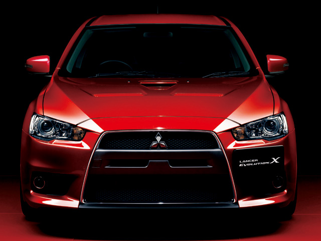 ▲2014年3月、ショッキングなニュースが車ファンの間を駆け巡りました。1992年に登場して以来、ラリーをはじめモータースポーツで活躍したランサーエボリューションが現行型（ランエボX）を最後に生産中止になったのです。イギリスでは限定車が瞬く間に完売し、日本でもランエボの中古車相場が高騰する事態になりました