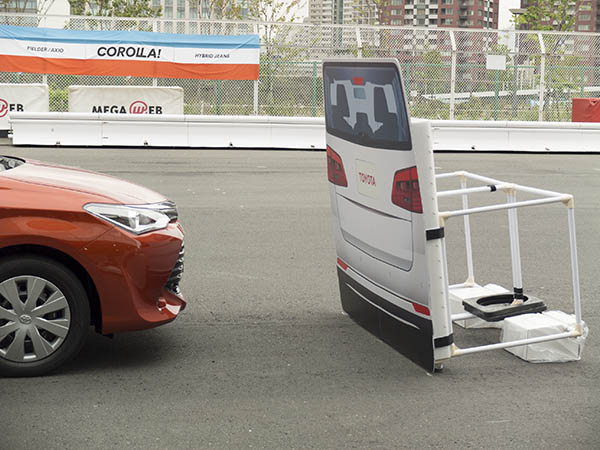 ▲Toyota Safety Sense Cはレーザー＋カメラの組み合わせ。主にセンサーはレーザー／ミリ波／カメラの3種類があり、それぞれメリットとデメリットがある。レーザーはミリ波より遠くの対象物の検知に優れ、低コスト。ミリ波はレーザーほど遠くの対象物を捉えにくいが、近くなら対象物の認知力に優れる。カメラは他の２つより対象物をはっきりと捉えられるが、単眼では距離を測りにくい