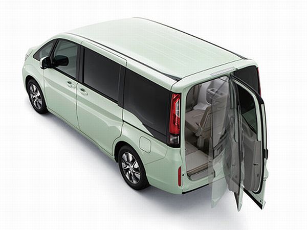 ▲ちょっとした荷物の出し入れをする際は、わくわくゲートをこのように横方向に開くと便利。小雨が降っている日は縦方向にゲートを開ければ、開いたゲートを傘代わりにして細かな作業ができる