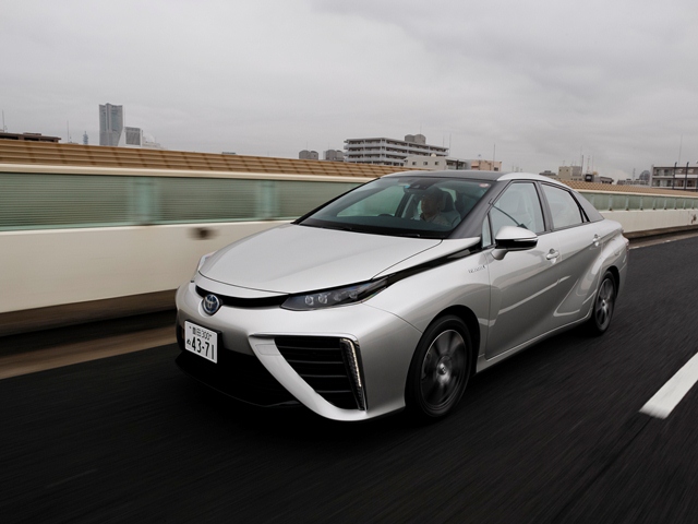 ▲ついに登場した燃料電池自動車、トヨタ MIRAI。トヨタがこれまで培ってきたハイブリッド技術をもとにした燃料電池システム「トヨタフューエルセルシステム（TFCS）」が搭載されている