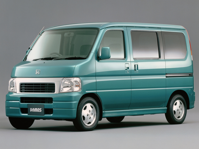 ▲1970年にデビューしたゴルフカートのようなデザインのバモスホンダ。その名前は長く途絶えていましたが、1998年10月の軽自動車規格の変更後、1999年6月にバモスは復活。現在でも“現行型”として販売されています