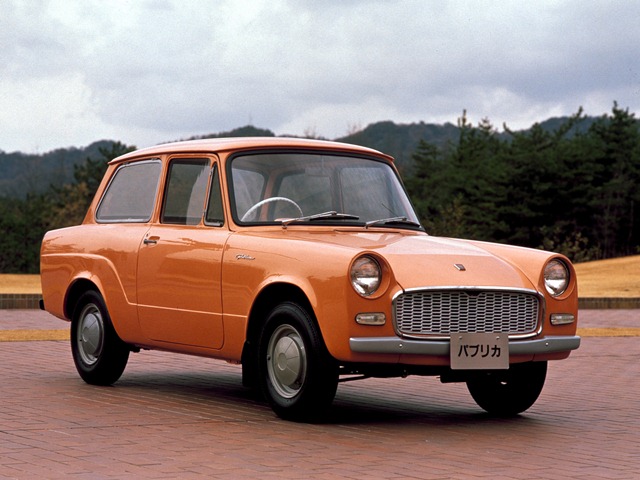 ▲自動車が一般的ではなかった1950年代、パブリカは大衆向けのモデルとして企画されました。700cc空冷2気筒水平対向エンジン、最高出力28馬力だったパブリカ。スタンダードの他、ライトバンやデラックスなど様々なタイプが登場しました