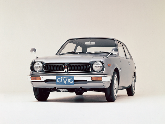 ▲ホンダの世界戦略車として1972年に登場したシビック。デビュー時は1.2Lエンジンを搭載する2ドアのみの展開でした。日本ではシビックの名は消滅しましたが、北米やヨーロッパでは現在でも販売されています