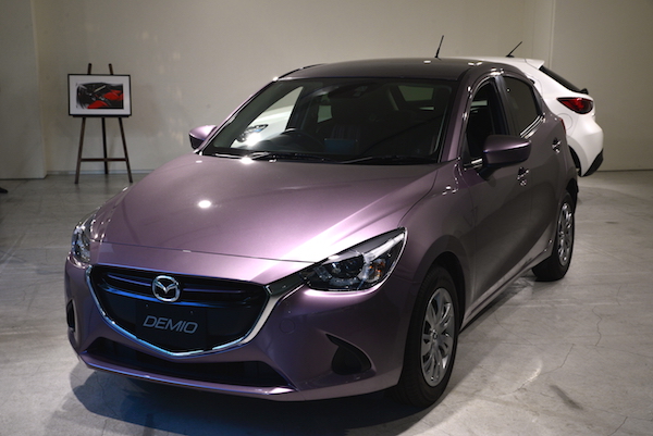 ▲ひと言でピンクとはいっても様々。デミオの限定車「Urban Stylish Mode」のスモーキーローズマイカのような渋いピンクは男性が乗っても違和感ないのでは……。むしろオシャレのような気がします