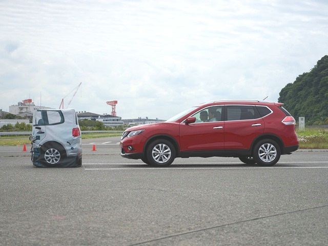 ▲日産 エクストレイルハイブリッドに搭載される「衝突被害軽減ブレーキ」。ミリ波レーダーを用いるスカイラインなどとは異なり、単眼式のカメラのみで障害物を検知、自動でブレーキが作動する。物体だけでなく人間に対しての検知も可能という
