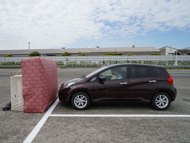 ▲前後のバンパーに設けられたソナーを使った「踏み間違い衝突防止アシスト」も体験。駐車時などに後退する際、誤ってDレンジに入っていた場合の衝突防止に効果がある