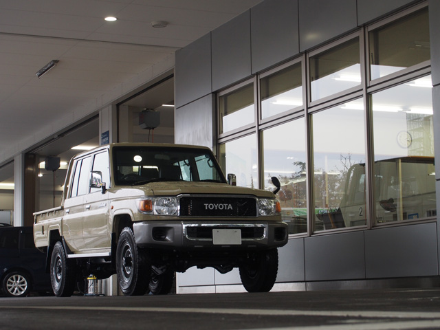 ▲2014年から2015年にかけて日本で再販されたトヨタ ランドクルーザー70。カーセンサーで検索すると、ランドクルーザー70と同ピックアップトラックは約330台ありました（2015年10月9日現在）。中古車市場で人気のモデルです