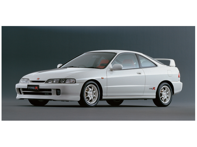 ▲タイプRとはホンダのスポーツモデルの中でも最も硬派なモデルに与えられる称号です。1992年に登場したNSXタイプRに続き、1995年10月に発売されたのが初代インテグラタイプRでした。タイプRはごく限られた車種にしか設定されておらず、赤い「R」の入ったエンブレムが装着されるのがポイントです。これまで国内販売されたのは上記2モデルのほかはシビックのみになります