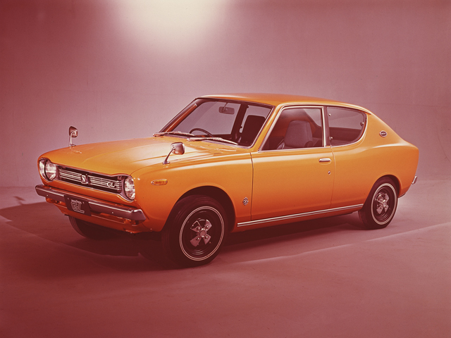 ▲日産初のFFモデルとして1970年10月に登場したチェリー。コンパクトながら室内は広く、デビューと同時に人気モデルとなりました。排気量は1Lと1.2Lで2ドアと4ドアがラインナップされましたが、後に3ドアも登場しています