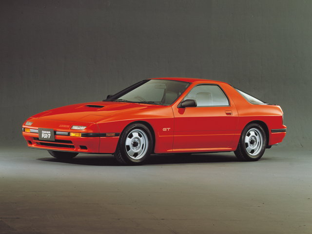 ▲初代に引き続き、サバンナという名が付けられた2代目RX-7は1985年10月デビュー。マツダ得意のロータリーエンジンである13Bターボが載せられ、最高出力は185psに。1987年にはカブリオレも誕生しました