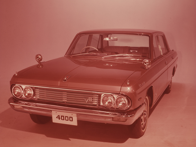 ▲4L V8という1965年当時では考えられないビッグエンジンを搭載したプレジデント。新車価格も最上級グレードで約300万円と時代を考えると非常に高価でした。フェンダーミラーに国産初の電動調整機能をつけるなど、フラッグシップにふさわしい装備が採用されています。ちなみに公用車にも選ばれるモデルといえばトヨタセンチュリーもありますが、デビューはプレジデントが先です