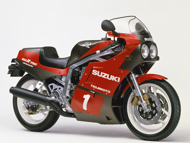 ▲タカが操るバイクは放送ごとに違っていましたが、スズキのバイクが多かったですね。ちょうど放送時期に舘さんがスズキ カルタスのCMに登場していたことも関係あるのでしょう。写真のGSXも登場しました
