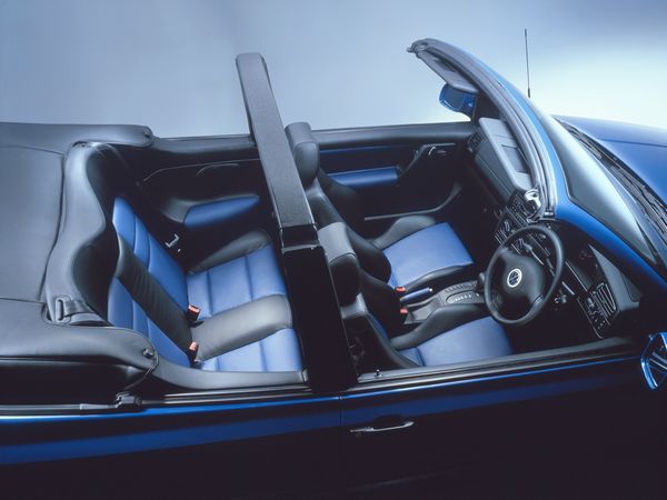 ▲車の出来以上に「屋根がない！」という事実の方が重要。ちなみにこの世代のゴルフ カブリオは写真のようにシート表皮がカラフルな仕様が多く、そこもオープンカーとしては嬉しいところ
