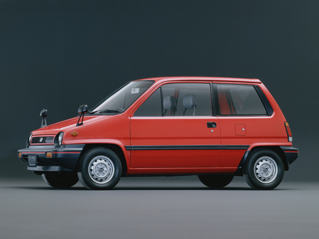 ▲1981年10月29日に発表されたホンダ シティはこれまでにないスタイルが受け、11月11日の発売と同時に大ヒットとなりました。都会に住む若者に狙いを定め、コンパクトながら高い車高が特徴のトールボーイスタイルで居住性を確保。翌年にはターボ、83年にはターボII（通称、ブルドッグ）が追加されるなど、話題にも事欠きませんでした。シティのトランクにすっぽり収まるバイク、モトコンポも人気となりました
