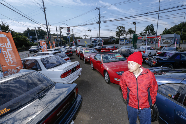 ▲セラ、CR-X、ジェミニ、MR2……80年代～90年代初頭に若者たちを熱狂させた車が所狭しと並んでいた。大好物の車種群にBoseさんはあれこれ目移りしていた