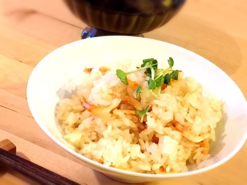 ▲「素」を使って筆者が作った炊き込みご飯。素人調理ゆえやや色ムラが生じているが、味は由比PAで食べたのと本当にまったく同じで大感激。というか好みの水加減に調整できる分、自宅バージョンの方がもしかしたら美味いかも？