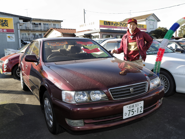▲【トヨタ チェイサー（100系）】MTのチェイサーと聞いて真っ先に思い浮かべるのはドリフトやっている子たちがこぞって乗っていたツアラーVでしょう。でもこれはごくごく普通のアバンテ。たぶん「俺はマニュアルしか運転できないよ」という定年間近のおじさんが新車で買って通勤で使っていたんだろうな。15年以上前の車なのに走行距離はたった2.3万kmだもん。僕くらいの年になるとこういう普通の車が案外魅力的に見えたりするんだ（笑）