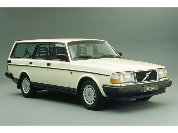 ▲1970年代から、ほぼそのままの形で1993年まで販売されたボルボ 240エステート。「道具」であることに徹した質実剛健な走りと、見てのとおりのクラシカルな味わいが最大の魅力だ