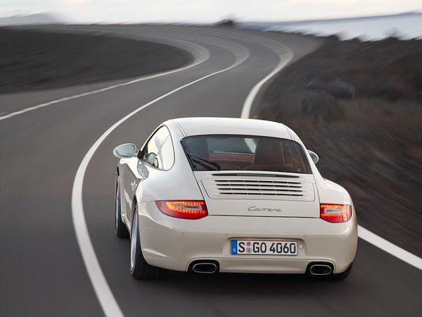 ▲素人目には「1000万円以上でしょ」と見える旧型ポルシェ 911だが、実際の中古車相場は？