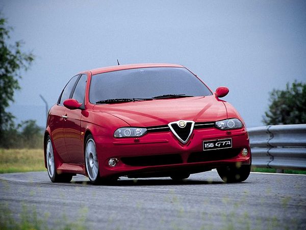 ▲フィアット傘下となり車台はFFになったが、往年のアルファ純血V6エンジンも搭載していた時代のアルファロメオ各車が今回のお題。写真は3.2Lのスペシャルエンジンを積んだ「アルファ156GTA」