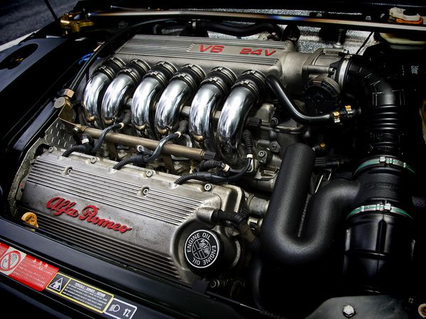 ▲目の保養にもなるアルファGTVのV6エンジン。燃費は7km/Lぐらいだったが、その音といい高回転域でのフィーリングといい、とにかくエロティックで最高なエンジンだった