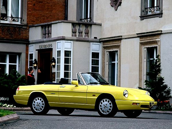 ▲こちらはイタリアのアルファロメオ スパイダー。1960年代から1996年まで販売された