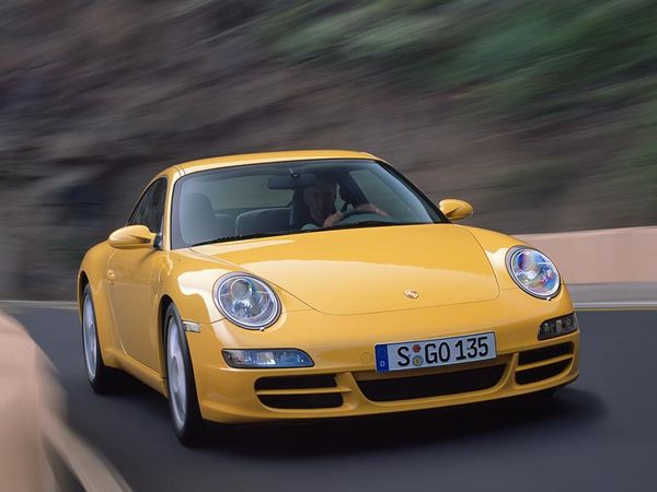 ▲こちらは先代ポルシェ 911（タイプ997）の前期型。普通のカレラなら車両400万円台でも結構探せる