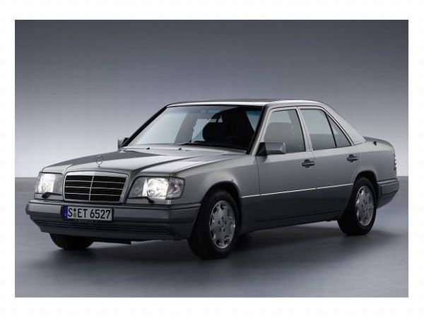 ▲人間の暮らしに必要なもの、そして自動車にとって大切なものは、今も昔もそんなに大きくは変わらない？　写真はW124型メルセデス・ベンツ Eクラス