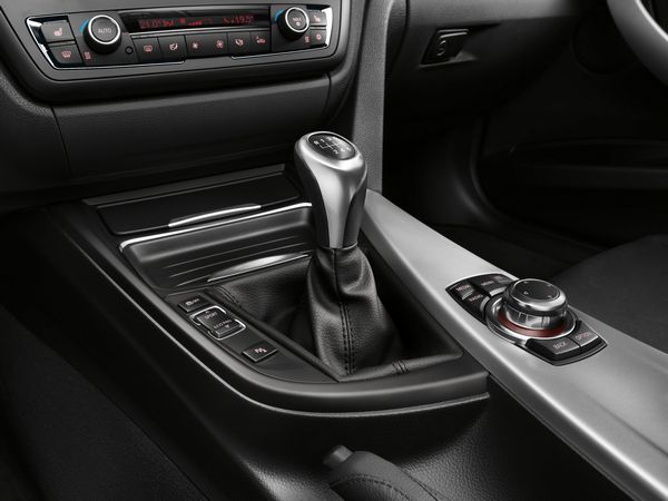 ▲時代が「自動運転」へ大きく舵をとった分、逆に「完全手動運転」のありがたみも増してきたような気がする昨今。写真は現行BMW 3シリーズのMTシフトレバー