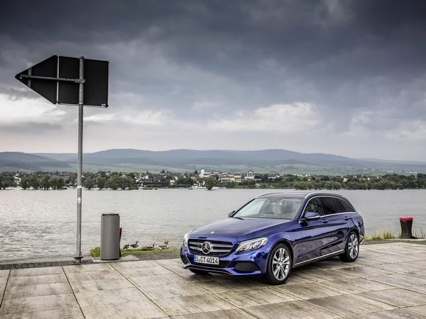 ▲予算400万円台で考えるならこちら、現行Cクラスワゴンで。ホントいい車です