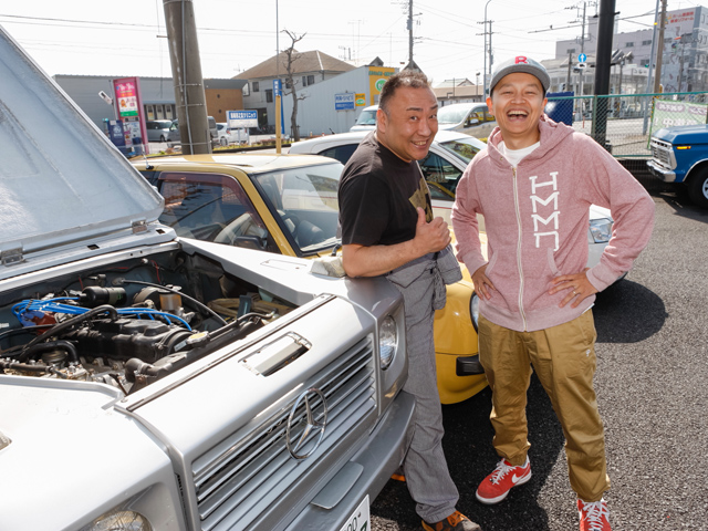 ▲今回お邪魔したボブオートは、ボブこと前田社長（左）の独断と偏見で選んだ車が並ぶお店。「店は俺の城」という感じで、社長の我が全面に出ていますが、そこにハマると最高に楽しめちゃうと思います！