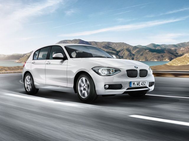 ▲第二世代の1シリーズとして11年10月に登場した現行BMW 1シリーズ。ベーシックな116iと上級グレードである120iが搭載するエンジンは出力違いの1.6L直列4気筒ターボで、マイナーチェンジ後の118iは同じく1.6Lながら3気筒のターボエンジンを搭載しています