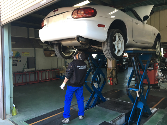 ▲ロードスター購入から2週間後の今年1月、群馬にある『大山オート自動車部』でコンディションチェック。良品のお墨付きをもらい、早速サーキット走行に必要なロールバーなどの安全部品を取り付けることに