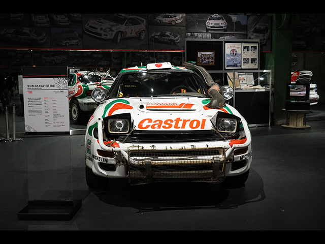 ▲（セリカ GT-Four＝ST185）同じくST185型のセリカですが、こちらは1995年に藤本吉郎がサファリラリーで優勝した際のマシン。日本人ドライバーとしては初の優勝でした。展示されているマシンはサイドのへこみなど、過酷なラリーの様子を伝えるものとなっています