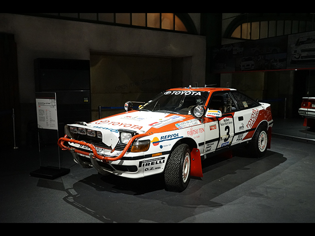 ▲（セリカ GT-Four＝ST165）1985年に登場したセリカ GT-Fourがベースで、トヨタ初のフルタイム4WDを搭載しています。1987年から適用された「グループA規定」に合わせて開発されました。TA64と同じくサファリラリーで優勝を飾った1990年シーズンのマシンです