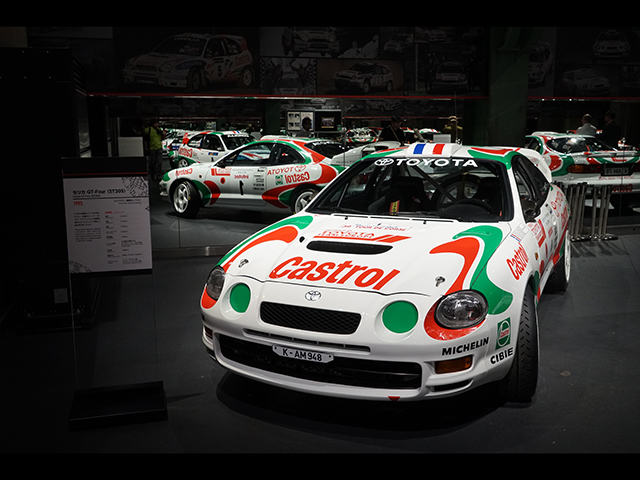 ▲（セリカ GT-Four＝ST205）四つ目のライトが印象的な6代目セリカをベースとしたモデルで、1994年にWRCデビュー。展示車はレプリカとなっています。ST205はレースにおいて苦戦を強いられ、優勝も1995年に挙げた1勝のみでした。同年にレギュレーション違反により出場停止、復帰はカローラベースの新たなマシンとなります
