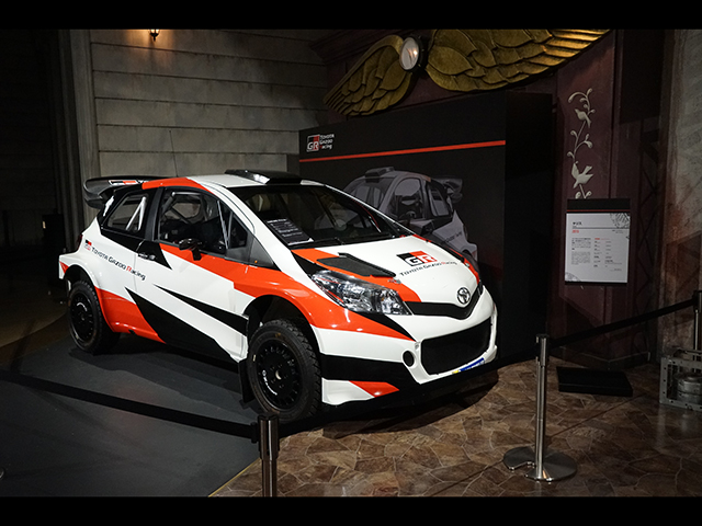 ▲（ヤリス）1999年を最後に終了したトヨタのWRC参戦。約20年ぶりの復帰へむけて現在開発中なのがこのヤリス（欧州名、日本では「ヴィッツ」）です。ライバルたちに比べてもコンパクトなボディが特徴で、実戦デビューの際にはどのような走りを見せてくれるのか今から期待が膨らみます。展示されているのはお披露目用の車両とのことですが、車体に比して大型のリアスポイラーやロールバーなど、ラリーカーならではの装備を見ることができます※7月6日～8月23日の限定展示