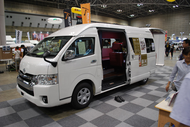 ▲ボディバリエーションが豊富なハイエースは、キャンピングカーのベース車両としても人気。「銀河」は2段ベッドを備え、就寝人数は3人に