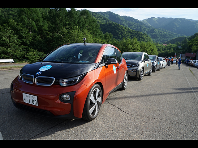 ▲今回乗り込んだBMW i3。EVが数珠つなぎになった様も圧巻です